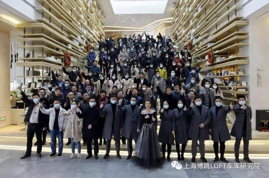 万宁全国一百多人在华侨城汉口道6号参观研讨LOFT专利车库技术！